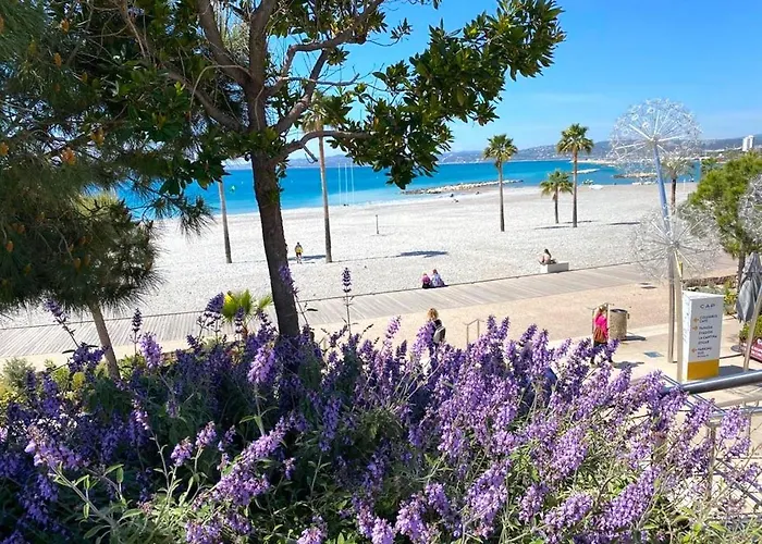 Sur La Plage, Le Royal Saint-Laurent-du-Var