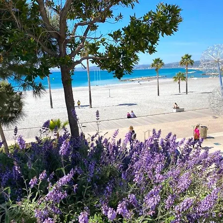 Sur La Plage, Le Royal Saint-Laurent-du-Var